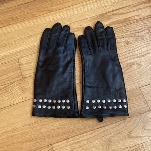 NWOT ( never worn) ladies leather gloves